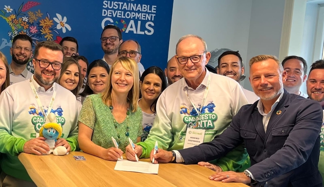 Compromisso global: Sicredi e Smurfs renovam parceria pelo desenvolvimento sustentável. “Cada Gesto Conta”