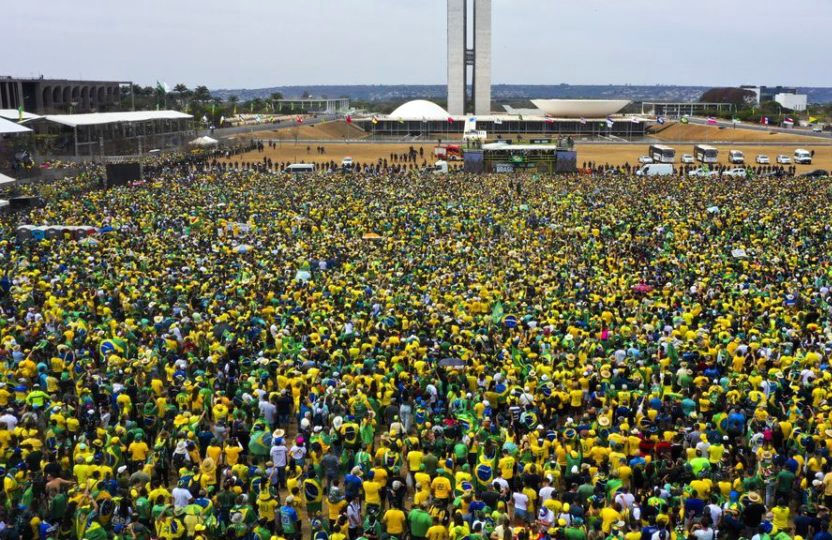 Duas vezes mais brasileiros se dizem de direita do que de esquerda, indica pesquisa; veja os números