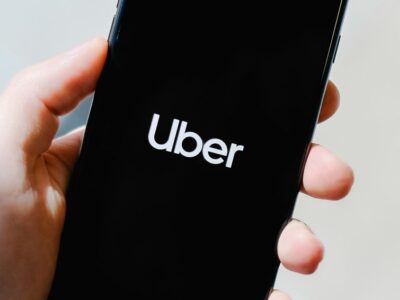 Uber é condenada a contratar motoristas no Brasil