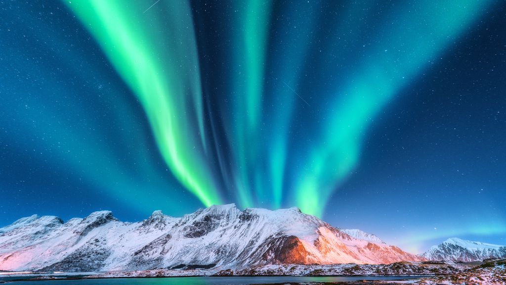 Auroras aparecem no céu após tempestade solar forte atingir a Terra