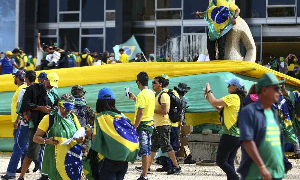 Ministros do STF avaliam pena maior para quem “planejou” e “financiou” atos do 8 de Janeiro