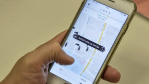 Projeto do governo Lula para regular trabalho por aplicativos encarece transporte e entregas