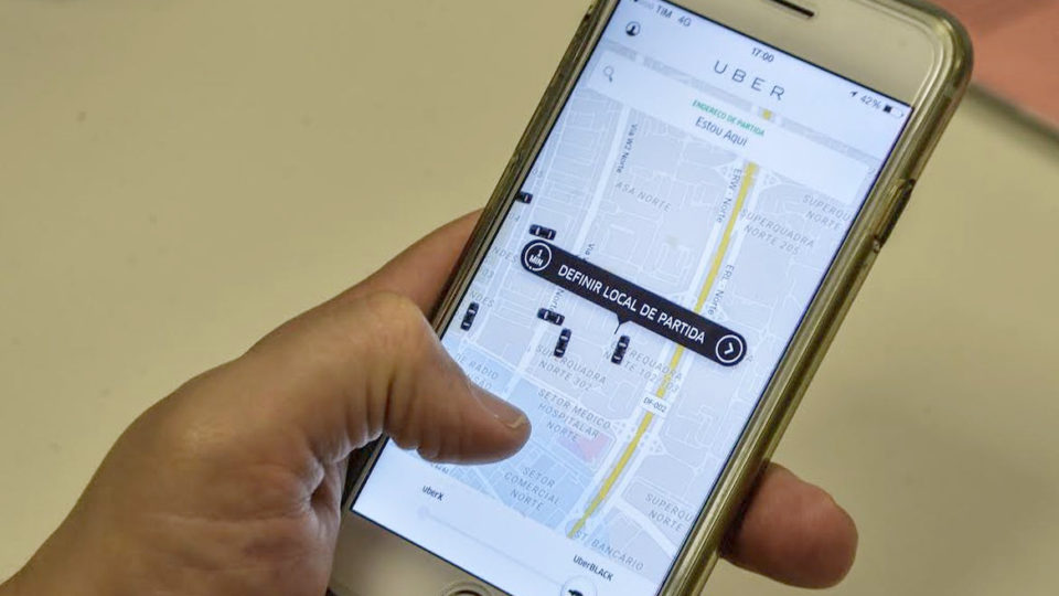 Projeto do governo Lula para regular trabalho por aplicativos encarece transporte e entregas