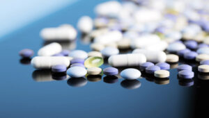 Estudo revolucionário descobre novo antibiótico capaz de matar superbactérias