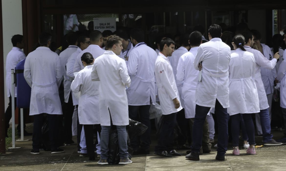 Ministro da Educação anuncia edital para 5,7 mil novas vagas de medicina, indo contra nota do CFM que critica “abertura indiscriminada” de cursos