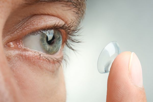 SURREAL: médica retira 23 lentes de contato do olho de paciente; VEJA VÍDEO