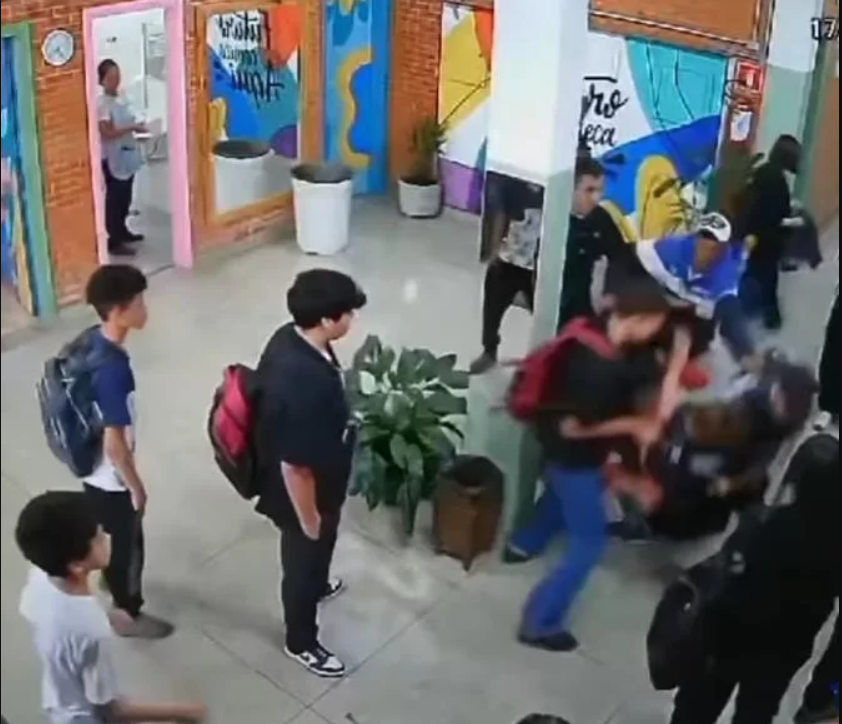Vídeo: mãe e aluno agride professora em escola pública