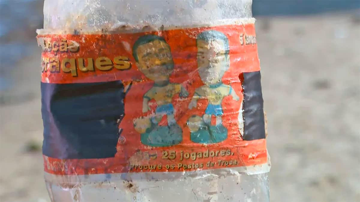 Garrafa de Coca-Cola descartada há 25 anos é encontrada em praia