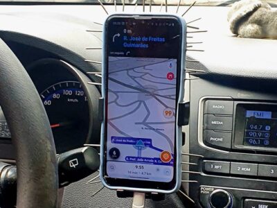 Motorista de app coloca pregos em celular como dispositivo “anti-roubo” e viraliza na web; VEJA