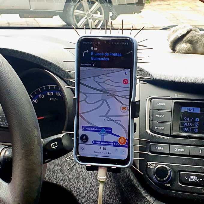 Motorista de app coloca pregos em celular como dispositivo “anti-roubo” e viraliza na web; VEJA