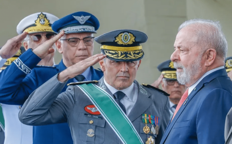 Em mais uma manobra para regular as Forças Armadas, mudança em lei prevê impeachment de comandantes e militares reagem