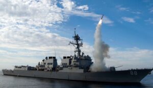 Navio dos EUA intercepta mísseis e drones kamikaze disparados do Iêmen contra Israel