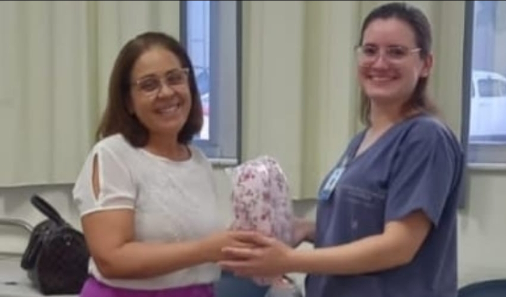 Casa da Amizade repassa mais 50 almofadas de coração, agora às mulheres do setor da Radioterapia do HC