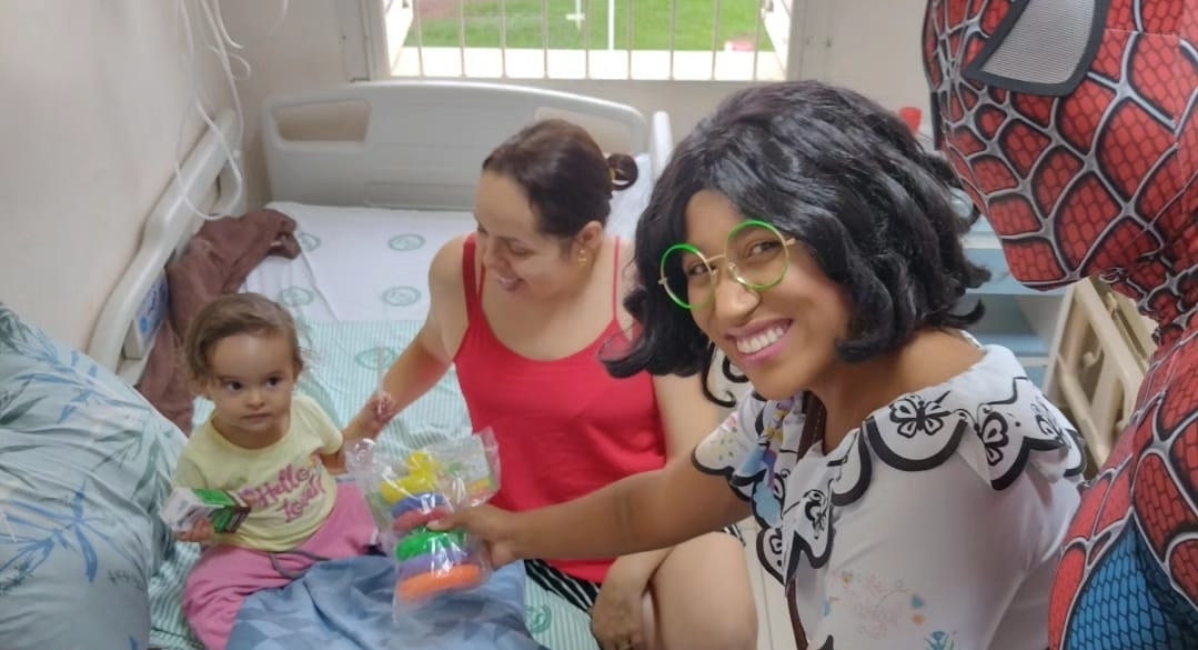 Associação Amigos do Bar entrega presentes a pacientes da SCM na semana da criança