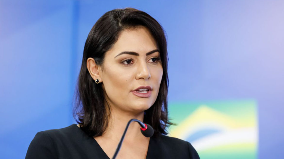 Michelle Bolsonaro lidera pesquisas em possível nova eleição para o Senado no PR