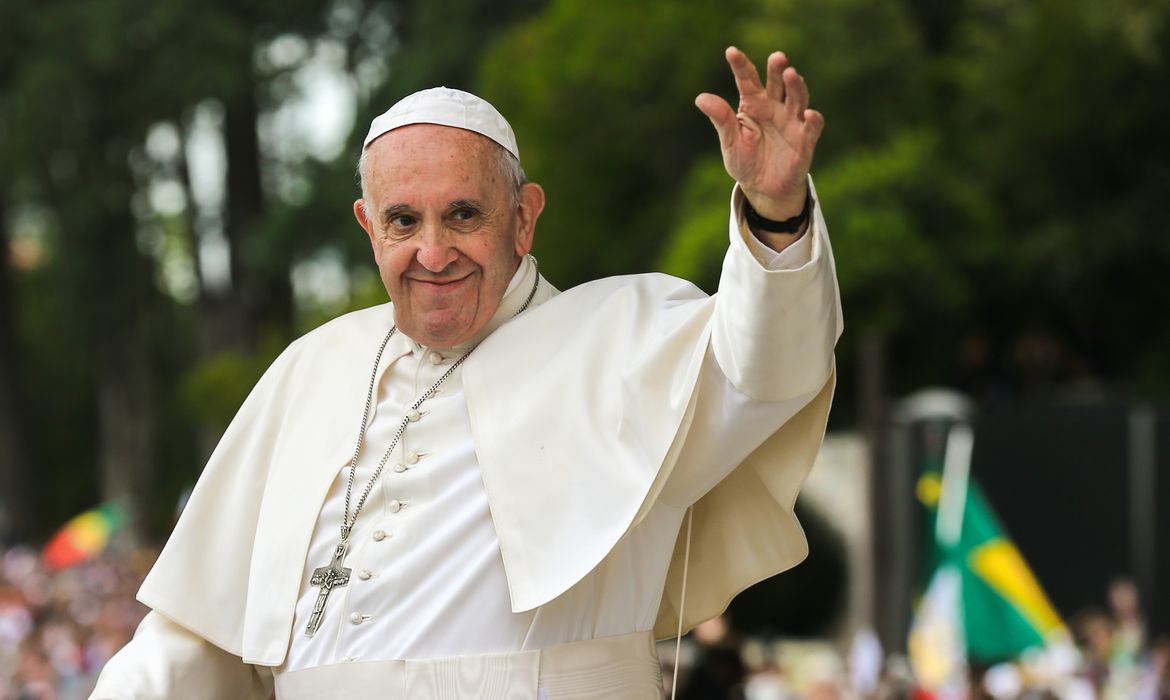 Papa Francisco nega ser comunista, entra na campanha eleitoral argentina e critica