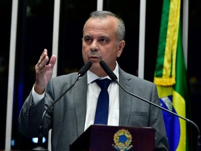 Rogério Marinho aciona TCU sobre arte exposta no banco Caixa que mostrava políticos no lixo e Bolsonaro defecando em Bandeira