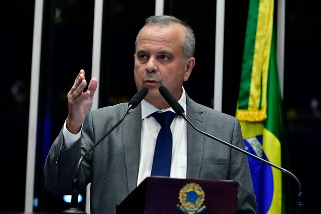 Rogério Marinho aciona TCU sobre arte exposta no banco Caixa que mostrava políticos no lixo e Bolsonaro defecando em Bandeira