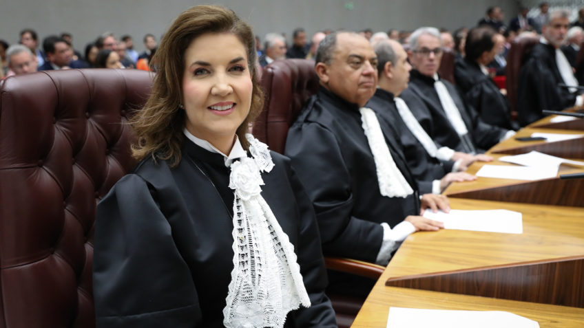 Nova ministra do STJ canta “Evidências” em sua posse; VEJA VÍDEO