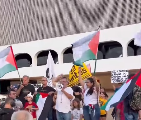 Militantes de esquerda fazem batucada durante manifestação em apoio ao Hamas; VEJA VÍDEO