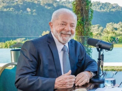 Desastre: Lula faz live semanal nesse instante com cerca de 100 pessoas comentando negativamente seu governo