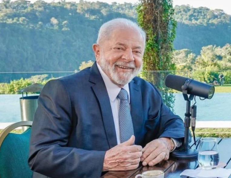 Desastre: Lula faz live semanal nesse instante com cerca de 100 pessoas comentando negativamente seu governo