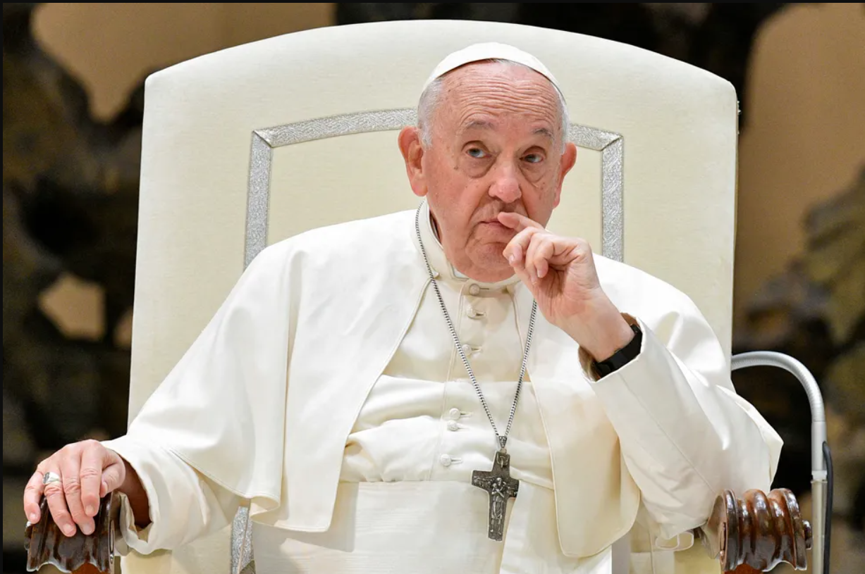 Papa decide e pessoas trans agora podem ser batizadas e apadrinhar casamentos