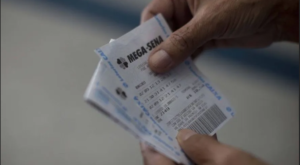 Homem ganha R$ 6,60 bilhões na loteria e processa mãe da filha por ‘fofocar o prêmio’ à família