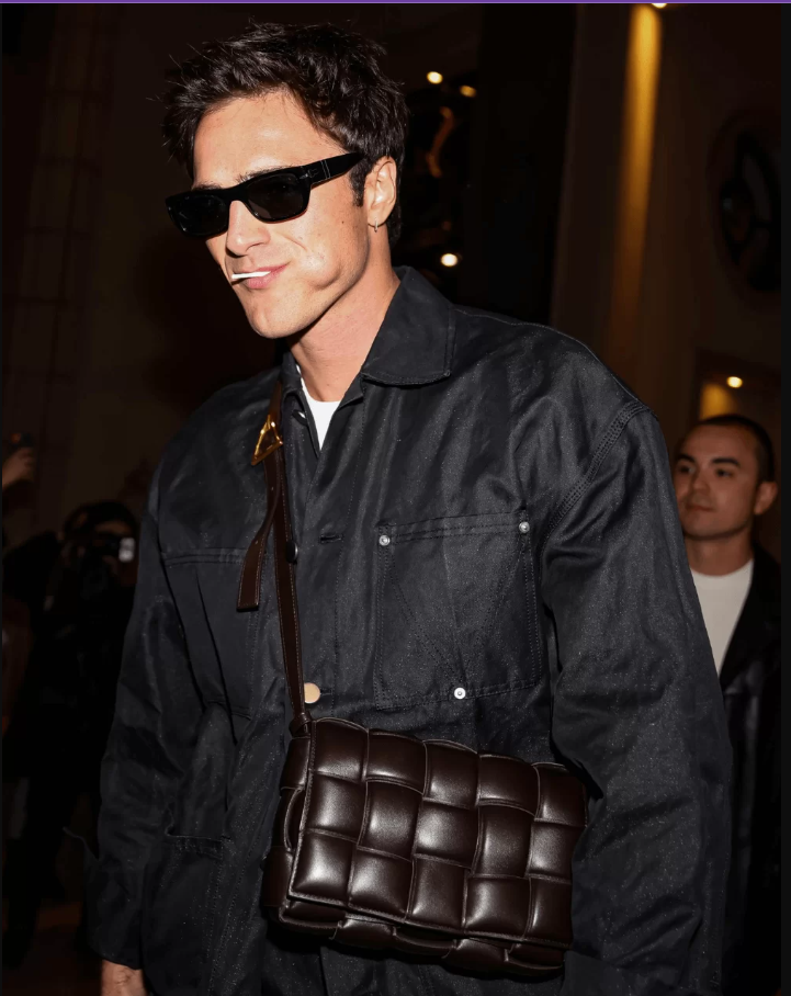 Homens usando bolsas: o fenômeno em ascensão do street style