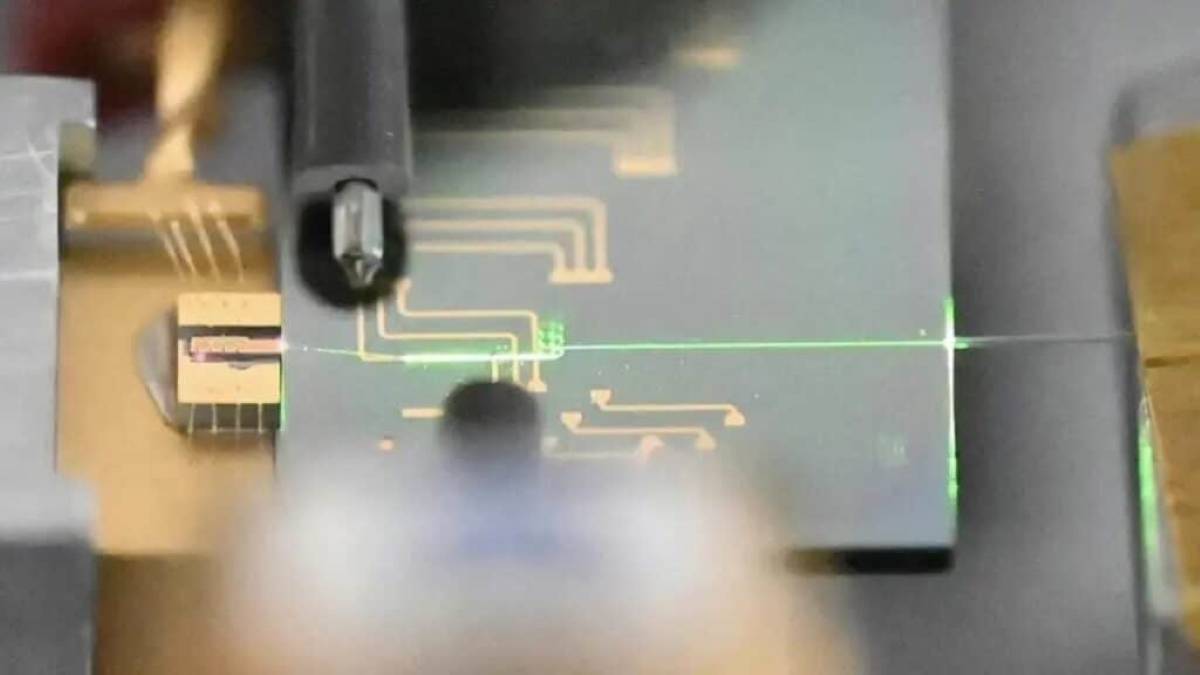 Novo laser ultrarrápido e portátil é tão pequeno que cabe na ponta do dedo
