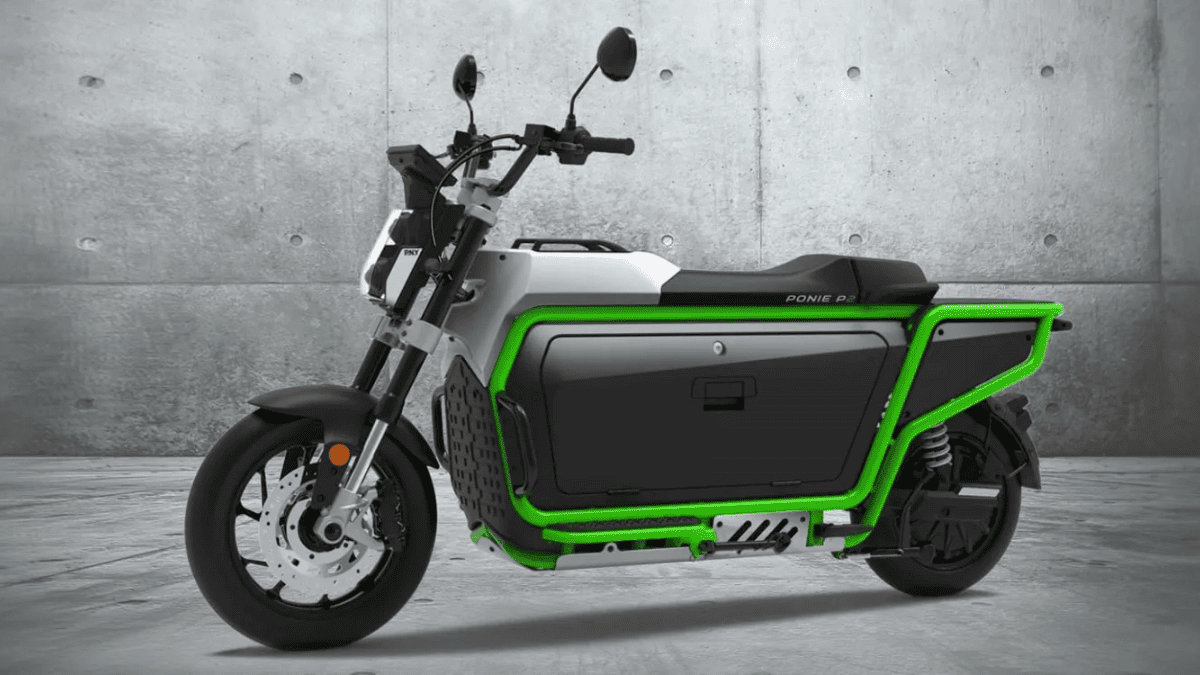 Nova moto elétrica tem bagageiro maior que porta-malas de carro compacto