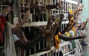 Ex-diretor de prisão em SP é condenado por liberar presos em troca de sexo; entenda o caso