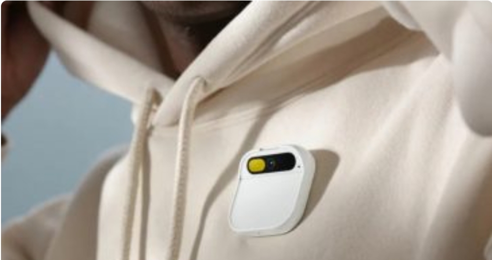 Dispositivo vestível que pode aposentar o celular é lançado com tecnologia da OpenAI. Veja vídeo surpreendente!