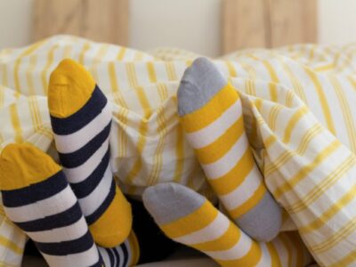 Estudo Inusitado: entenda como um par de meias nos pés pode ajudar você a dormir melhor