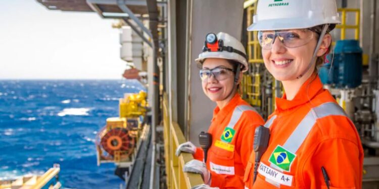 Edital de concurso é divulgado pela Petrobras com 6.412 mil vagas e salário inicial de R$ 5,8 mil