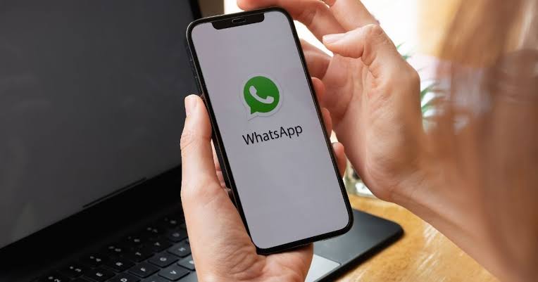 Descubra as Novidades do WhatsApp para 2024: IA cria Figurinhas e Transcrição de Áudios