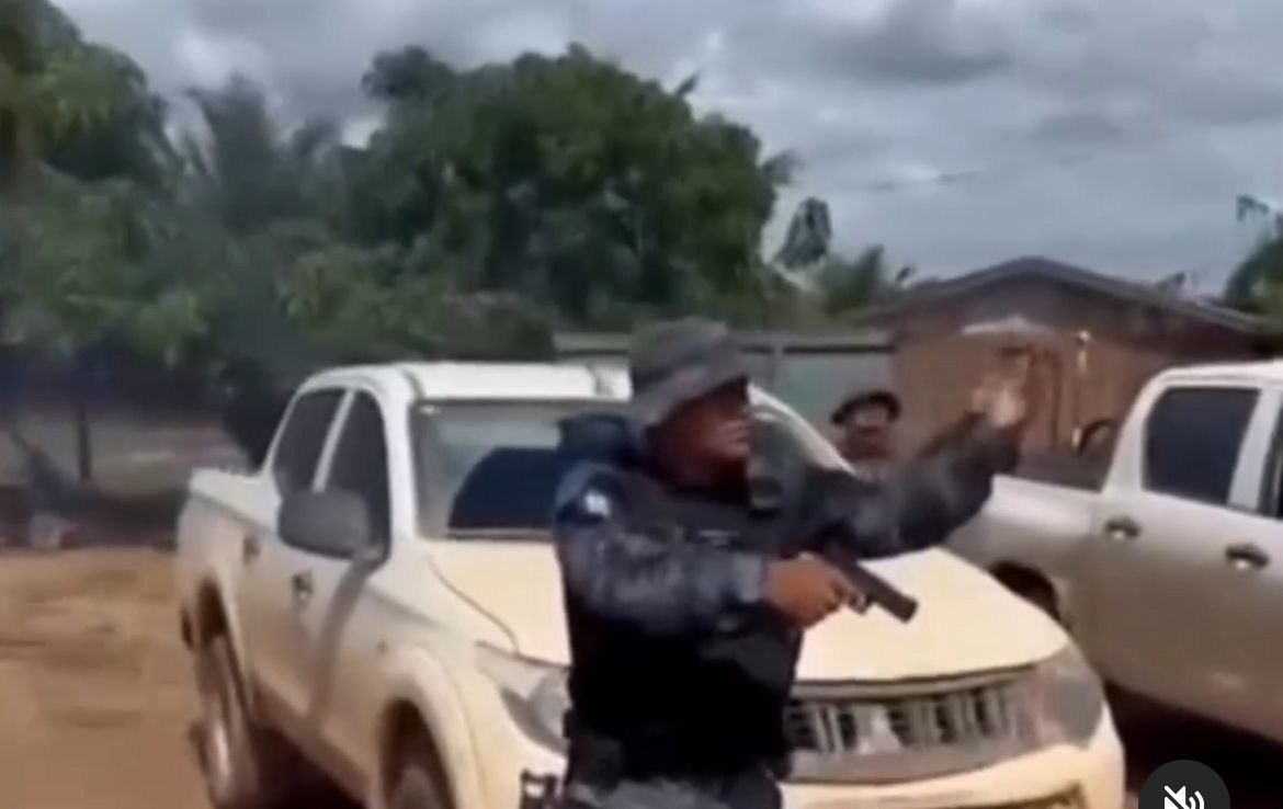 Agricultor se desespera por ver seu maquinário apreendido por suspeita de desmatamento no Mato Grosso e bota trator por cima de viaturas, VEJA VÍDEO