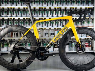 Esta bicicleta elétrica é feita de carbono reciclado e pesa menos de 1 kg; conheça