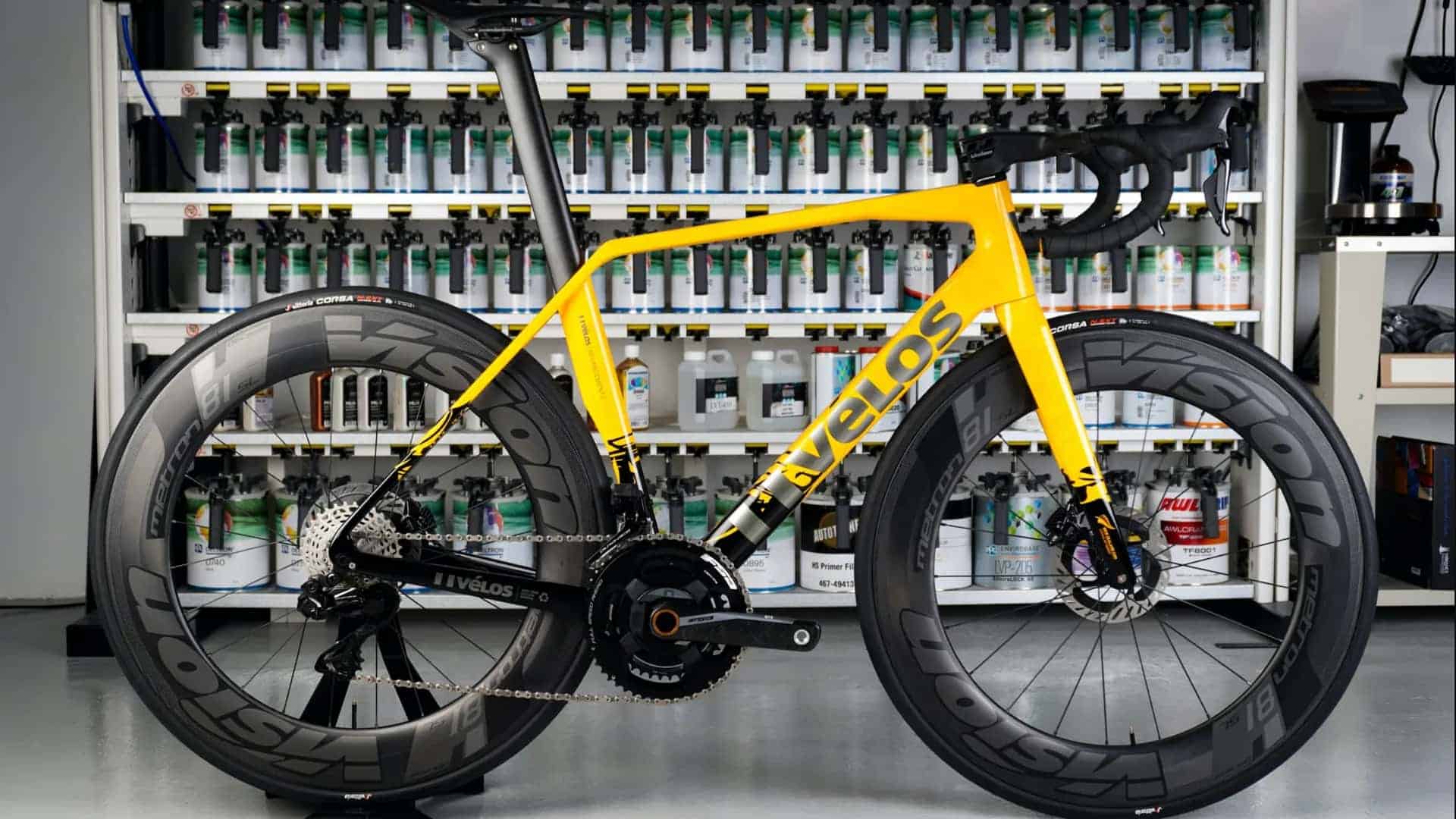 Esta bicicleta elétrica é feita de carbono reciclado e pesa menos de 1 kg; conheça