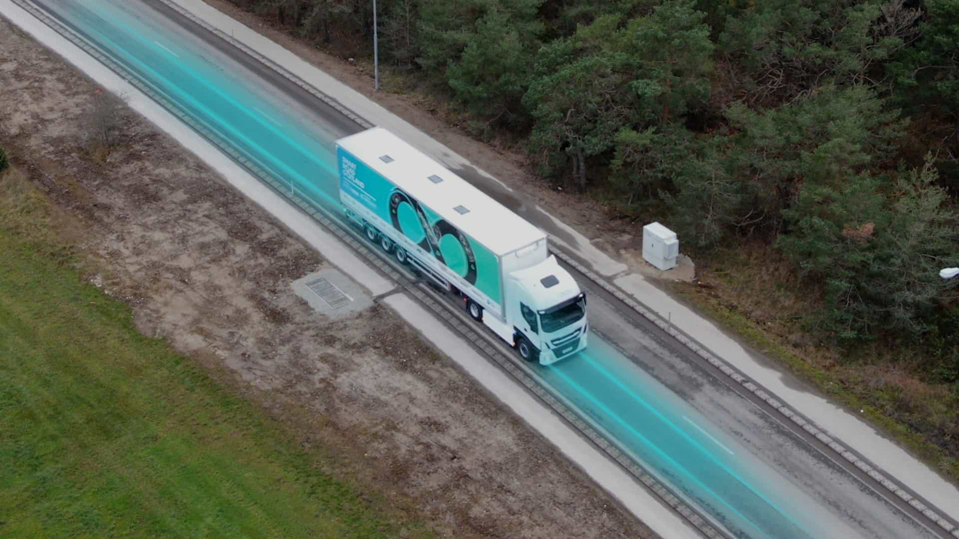 Sem parar na tomada: nova rua tecnológica carrega veículos elétricos em movimento