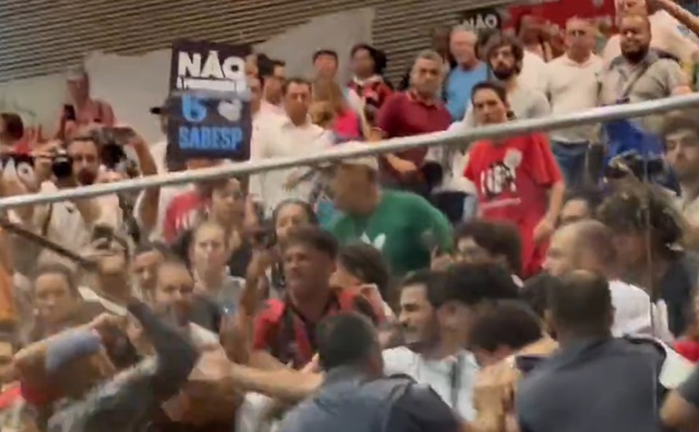 IMAGENS FORTES: veja as cenas do ataque covarde de esquerdistas na Assembleia de SP; VEJA VÍDEOS