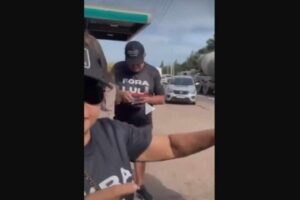 PF aborda manifestantes que protestavam conta Lula e bate fotos dos documentos pessoais; VEJA VÍDEO