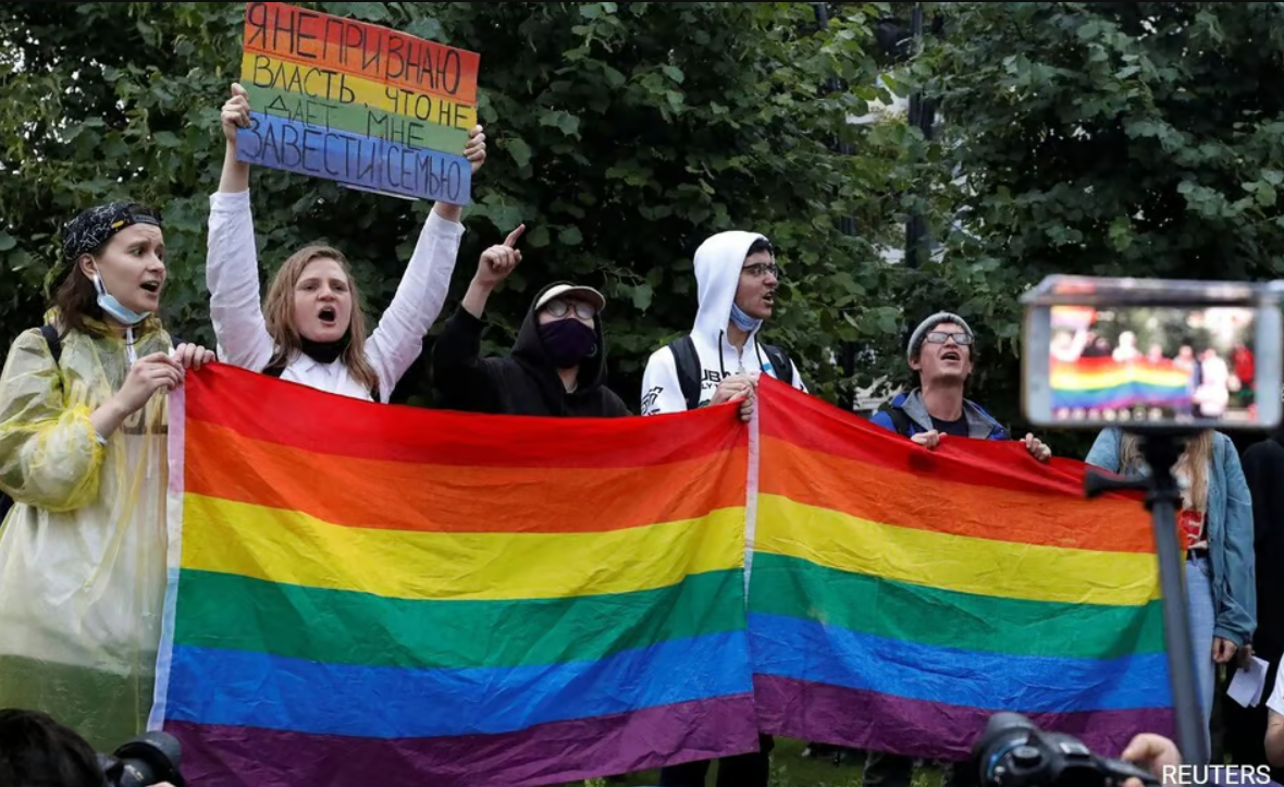 Rússia ‘bota pra descer’ na comunidade LGBT; ENTENDA