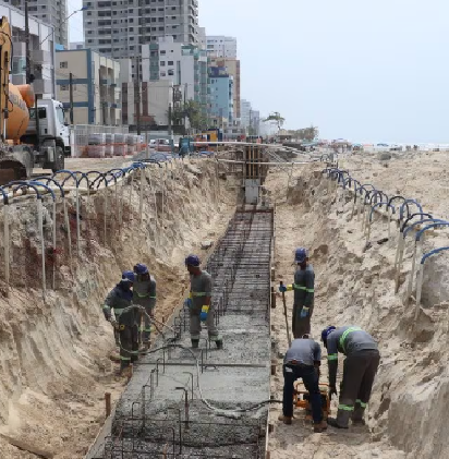 Contra ondas fortes e avanço do mar, praias ganham muro e barreira de pedra; veja onde