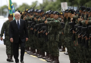 Os 2 gestos que Lula fará aos militares nos próximos dias