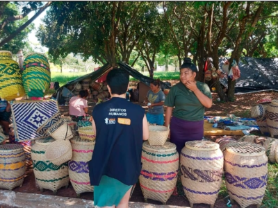 Direitos Humanos de Marília presta atendimento às famílias indígenas que estão na cidade vendendo artesanatos