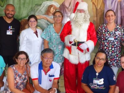 Acompanhados do Papai Noel, Associação Amigos do Bar entrega presentes a pacientes da Santa Casa de Marília