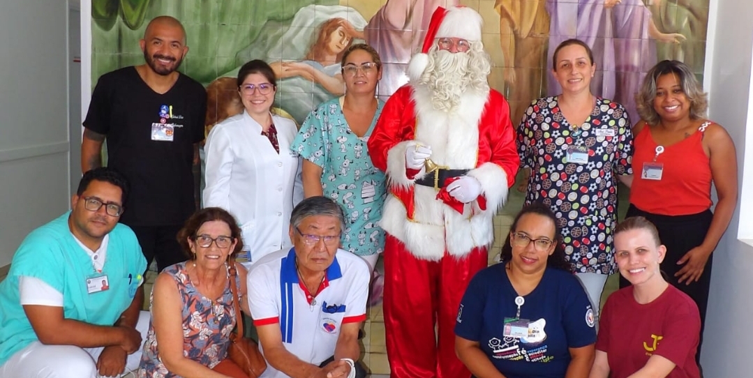 Acompanhados do Papai Noel, Associação Amigos do Bar entrega presentes a pacientes da Santa Casa de Marília