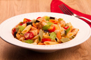 Penne Tricolore Barilla com peixe espada e berinjelas é a opção perfeita para um almoço com os amigos aos domingos de sol