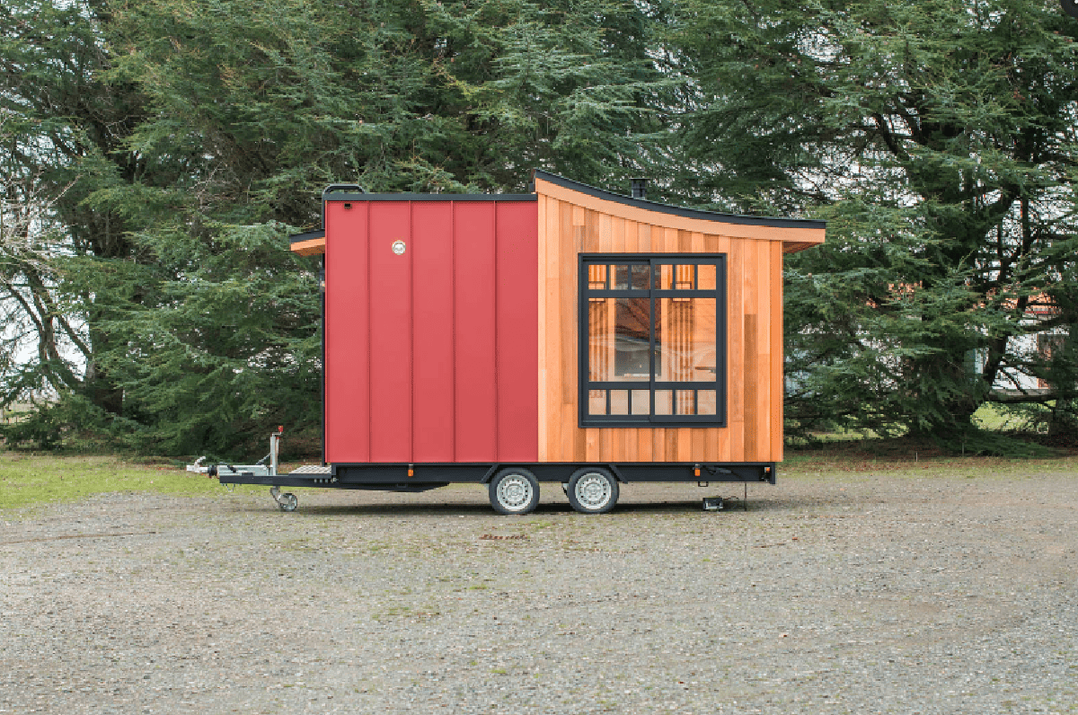 Esta casa compacta sobre rodas tem sala, cozinha e banheiro